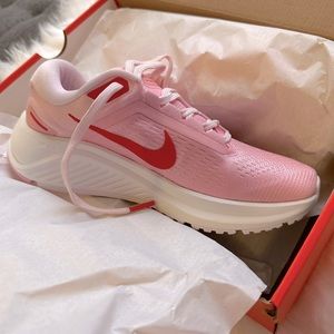 Nike Air Zoom Structure 24 UNISEX 8.5 womens and 7 mens./6.5 wmns and 5 mens.